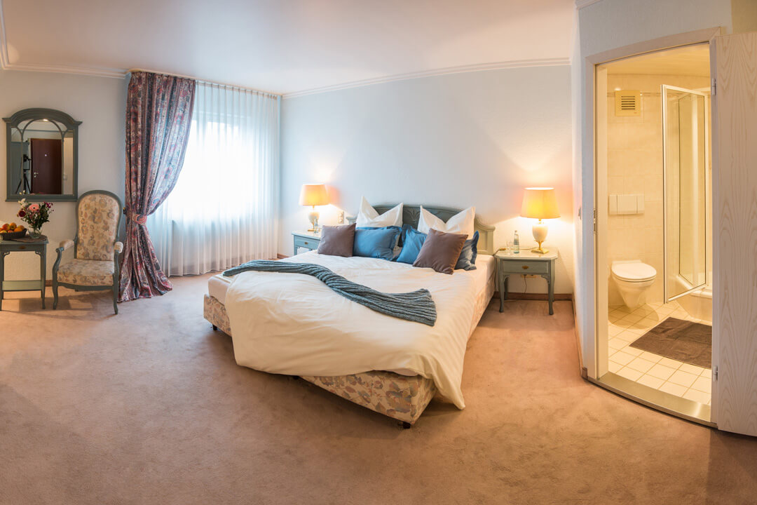 Panoramaansicht des Familienzimmers/großen Doppelzimmers im Hotel Zum Vater Rhein, geräumiges Zimmer mit Doppelbett und Badezimmer
